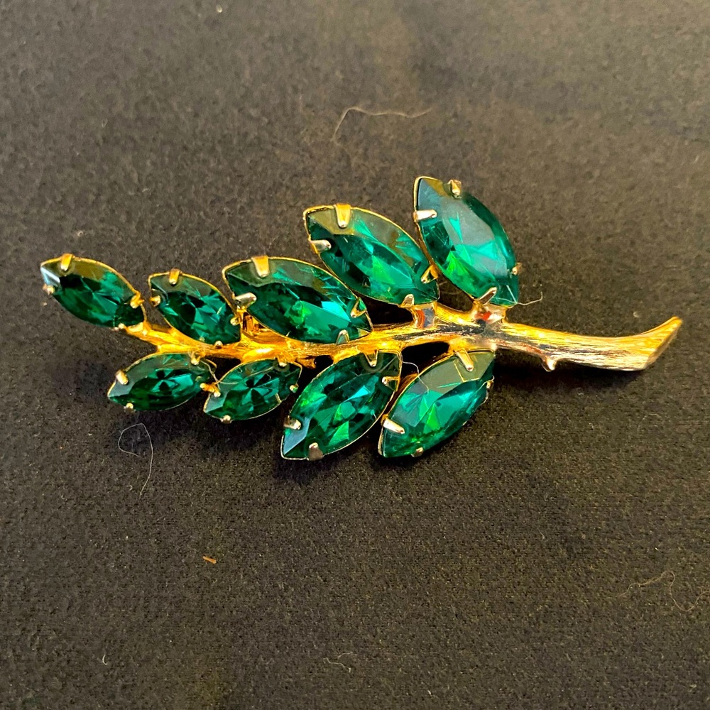 Green and gold leaf gem brooch